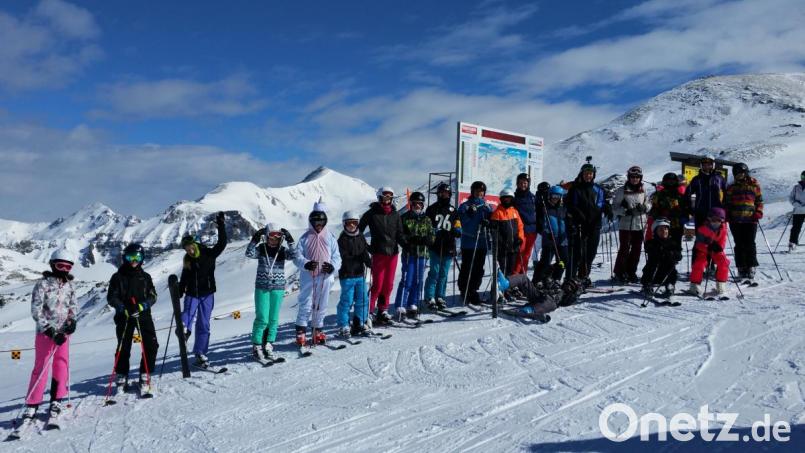 Ein Teil der Gruppe lässt sich auf über 2230 Metern an der Bergstation der Hundskogelbahn fotografieren. Bild: rs
