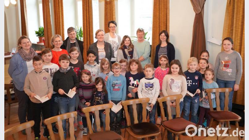 Voller Tatendrang bereiteten die Kinder den Gottesdienst in der Pfarrkirche vor, den Gabi Ertl und Doris Völkl organisierten. Die jungen Christen sprachen Fürbitten sowie die Kyrierufe und Sophia Kleber sprach die Lesung. Beim Predigtspiel meinten die Teilnehmer, dass sich Jesus Menschen wünscht, die Frieden Frieden bringen. Bild: fvo