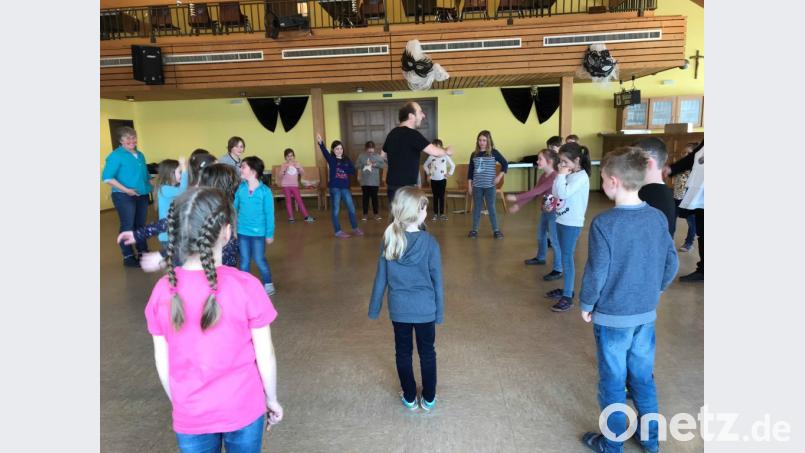 Kinderworkshop mit Opernsänger Robert Eller im Gemeindezentrum. Bild: do