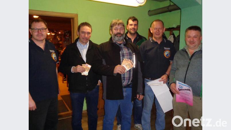 Die Sieger Martin Forster (Mitte), Christian Kick (rechts) und Peter Hofmeister (Zweiter von links) ehren die Vorsitzenden Wolfgang Müllner und Martin Binder (Zweiter und Dritter von rechts) mit Kassier Thomas Grötsch (links). Bild: fjo