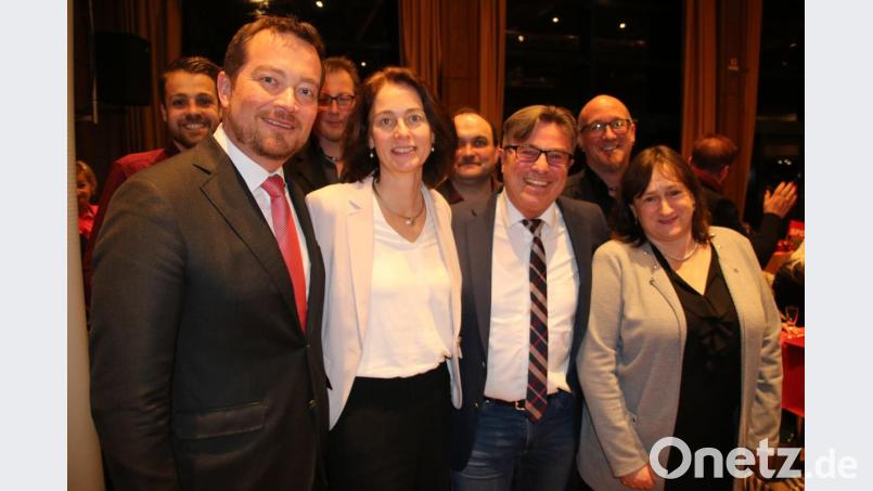 Jeder darf mal aufs Bild mit Katarina Barley (Zweite von links): SPD-Generalsekretär Uli Grötsch (von links), Eslarns Bürgermeister Reiner Gäbl und Schwandorfs Bundestagsabgeordnete Marianne Schieder. Bild: jrh