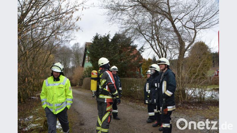 Im Waidhauser Ortsteil Hagendorf brennt bei einem Einfamilienhaus ein Kamin aus. 25 Einsatzkräfte der Feuerwehren sind vor Ort. Das BRK (links) brauchte nicht eingreifen. Bild: dob