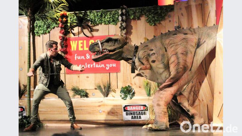 Da liefen die kleinen Helden schnell weg: Carmo Neigert zieht T-Rex aus dem Urwald hinein in das Musikomm. Die Mitmach-Dino-Show begeistert Groß und Klein und hält alle Versprechen. Bild: Dagmar Williamson, dwi