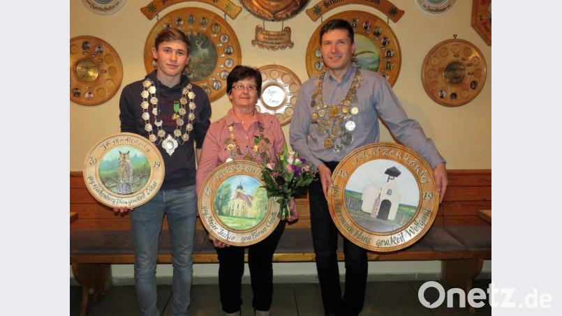 Die Titelträger Lukas Reif, Christa Birner und Wolfgang Reif (von links) präsentieren ihre Trophäen. Bild: mex