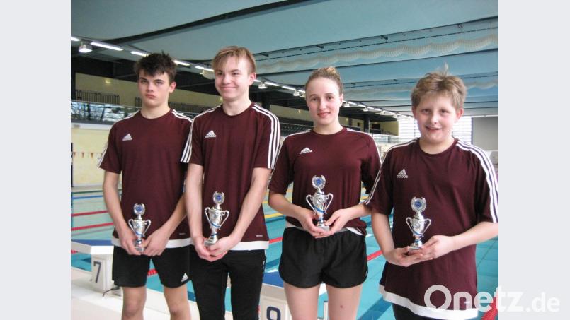 Vier TSC-Aktive sicherten sich beim Vogtland-Cup 2019 in ihren Altersklassen Pokale. Von links: Leon Ducheck (Zweiter im Jahrgang 2004), Fynn Legat (Sieger 2005), Daria Codlova (Zweite 2004) und Leonhard Fütterer (Dritter 2007). Bild: rbg
