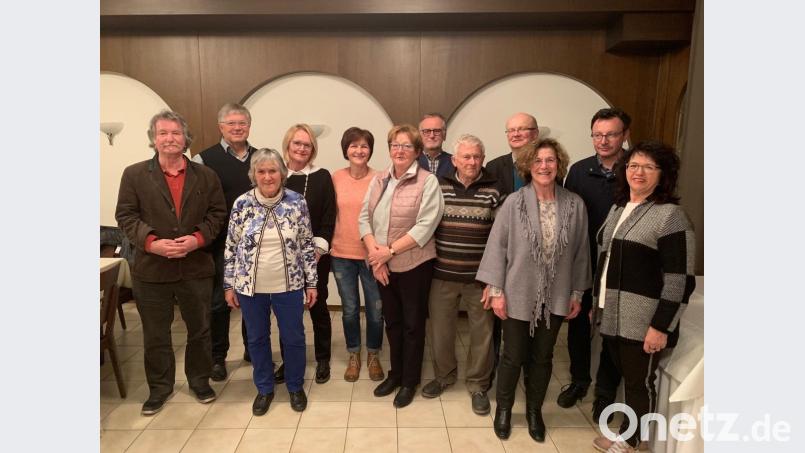Helmut Burkhardt steht auch weiterhin an der Spitze des Kulturforums. Im Bild das Führungsgremium mit (von links) Hermann Meiller, Toni Kummert, Monika Renda, Gerti Loelgen, Christa Appel, Christa Mages, Hans-Jürgen Loelgen, Franziskus Neblich, Helmut Burkhardt, Anna-Maria Speil, François Panaget und Maria Schlögl. Bild: exb