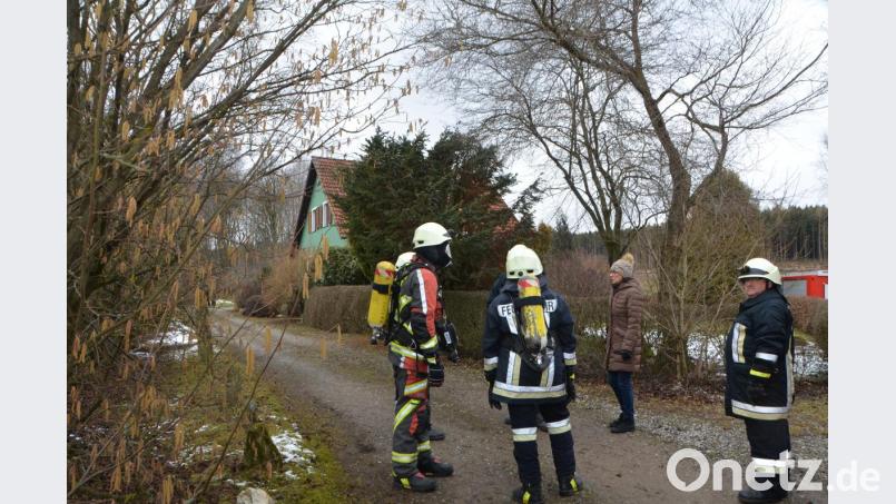Im Waidhauser Ortsteil Hagendorf brennt bei einem Einfamilienhaus ein Kamin aus. 25 Einsatzkräfte der Feuerwehren sind vor Ort. Auch Bürgermeisterin Margit Kirzinger (Zweite von rechts) sieht nach dem Rechten. Bild: dob