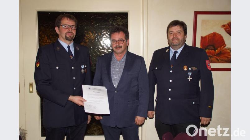 Auch schriftlich bestätigte Bürgermeister Manfred Dirscherl dem Vorsitzenden Alfred Ferstl (links) und Kommandant Günther Bock den Dank für das Engagement der Feuerwehr-Mitglieder beim Bau des Betriebsgebäudes des Bauhofs. Bild: mmj