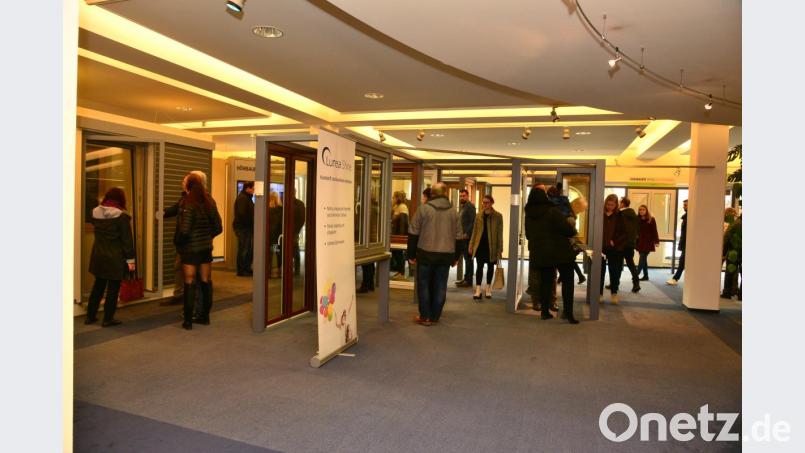 Viele Besucher sehen sich beim "Tag der offenen Tür" bei Höhbauer um. Bild: bey