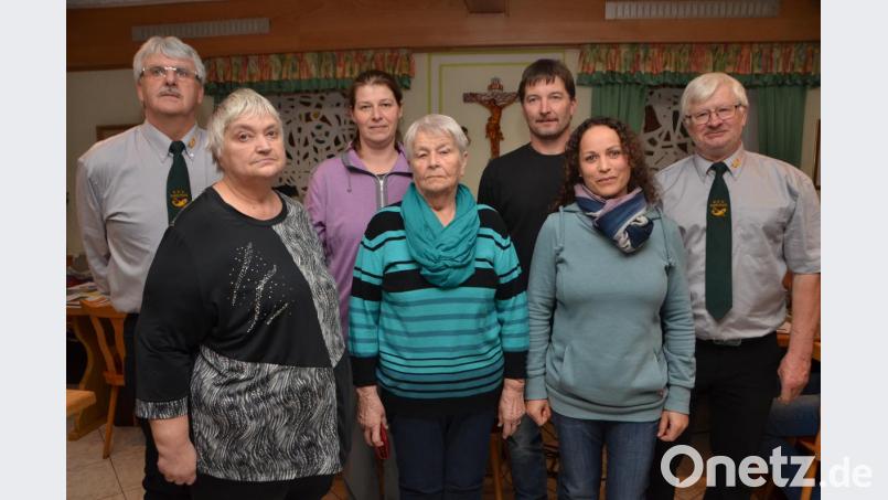 Sieglinde Blöderl aus Waldthurn (Zweite von links) gehörte bisher mit zum fleißigen Küchenteam des Kreisfischereivereins. Jetzt tritt sie aus gesundheitlichen Gründen kürzer. Wilma Zitzmann und Marion Stärk (vorne, von links nach rechts) stehen weiterhin in der kulinarischen Verantwortung. Eine Sonderehrung ging an Schriftführer Richard Koller (links) als akribischer Schriftführer und an Doris Weilacher (Dritte von links) und Uli Vollath (Dritter von rechts) für das Ausbaggern des Rastweihers. Vorsitzender Johann Dittmann (rechts) überreichte die Geschenke. Bild: dob