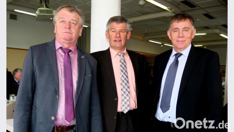 Erich Pilhofer, Josef Bauer und Dr. Thomas Nibler (von links) zogen bei der Mitgliederversammlung des Rinderzuchtverbandes und des Milcherzeugerringes Bilanz. Bild: Hirsch