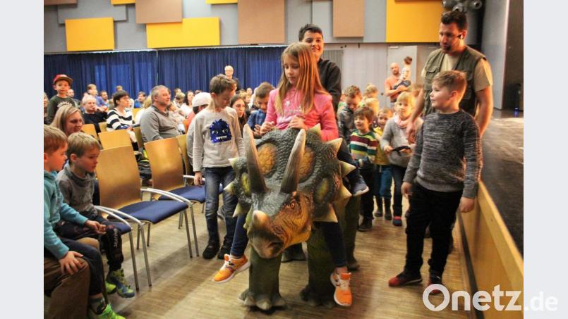 Auch zum Reiten sind sie gemacht, die animatronic Urzeit-Nachbildungen. Bild: Dagmar Williamson, dwi