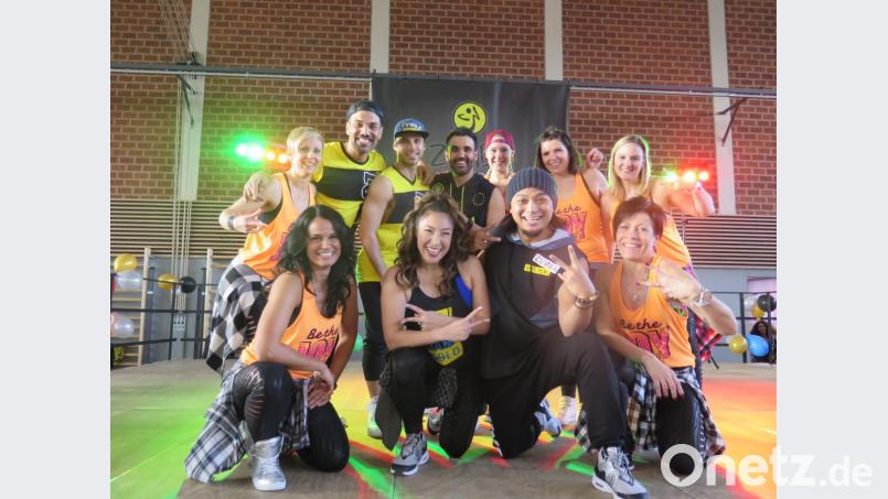 Bianka Sierek-Winkler (vorne rechts) freut sich, dass so viele Zumba Instruktoren nach Kemnath gekommen sind. Bild: jzk