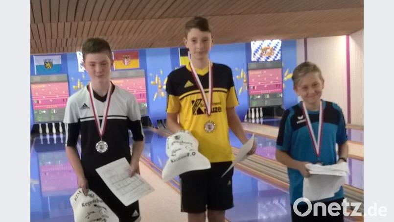 Als erste Kulmainer Jugendlicher holt Andreas Kastner (Mitte) den Bezirkstitel. Bild: ak