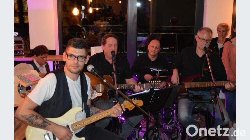 Besondere Atmosphäre brachten „Ois echt“ in den Kaffeeladen mit ihrer authentischen Musik. Bild: kge