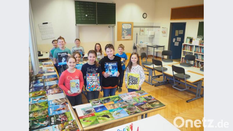 Die Schüler sind von ihrer übersichtlichen Schulbücherei begeistert. Bild: gz