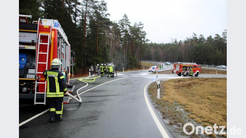 Die Einsatzstelle bei der Ausfahrt Parkstein-Hütten. Bild: jma