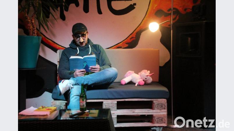 Willy Nachdenklich liest in der Hängematte in Sulzbach-Rosenberg aus seinem neuen Buch vor. Bild: kmo