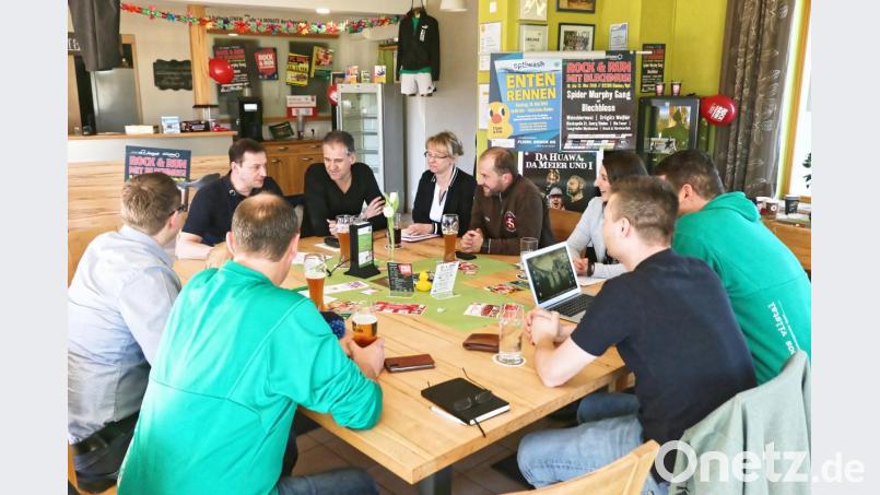 Der 1. FC Rieden und der Heimat- und Kulturverein Köfering bringt die Selbsthilfegruppe krebskranker Kinder und die Lebenshilfe auf den neuesten Stand der Vorbereitungen. Mit dabei Johannes Lautenschlager, Hans Fischer, Reinhold Baumgartner, Michaela Winklmeier, Sepp Vogl, Theresa Ehbauer, Sebastian Kemmeter und Matthias Weigert (verdeckt). Bild: riw