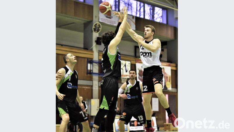 Jonas Meißner (rechts) hätte zum Matchwinner werden können. Doch der kaum zu stoppende Big-Man der Neustädter Regio-Basketballer bekommt gegen Zwickau zu wenig Bälle. Bild: Büttner, Gerhard