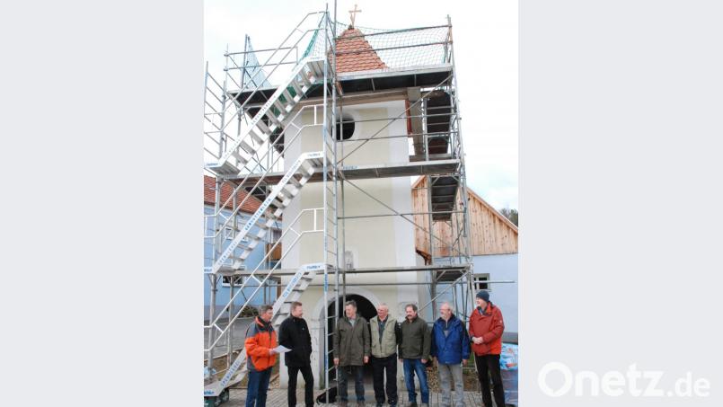 Die Renovierungsarbeiten an der Loretokappelle in Bühl laufen (von links) :Ortssprecher Johann Plößl, Bürgermeister Alwin Märkl, Ludwig Auer, Peter Gebhard, Josef Viehauser, Restaurator Kreuzer und Architekt Michael Dittmann. Bild: sche