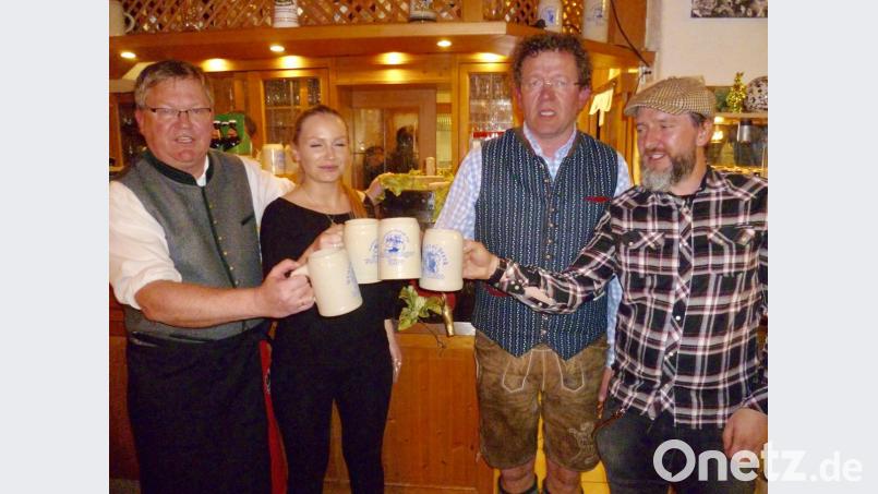 Ein Prost auf den 2019er Sterk-Doppelbock: Schirmherr OB Michael Cerny, Marie-Anne Augsberger vom Bio-Hanfanbauern Nahado, Braumeister Martin Sterk und David Kalemba von Nahado. Bild: usc