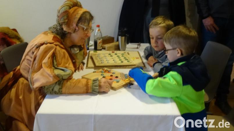An historischen Brettspielen durften sich die Kinder versuchen Bild: hka