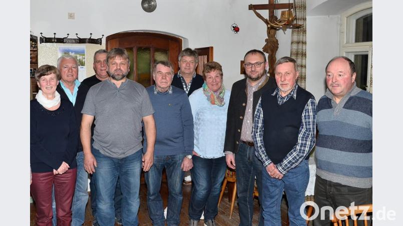 Viele Jahre bei der Siedlergemeinschaft sind Roland Friedl, Harald Koller, Markus Bauriedl, Gisela Dierl, Franz Planner und Manfred Horn (von rechts) sowie Karin Fuchs und Ludwig Bauriedl (von links). Bild: fjo