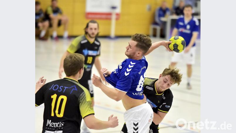 Der ballführende Auerbacher Rückraumspieler Thomas Wilke (Mitte) wird beim Torwurf am Gästekreis von den Laufern Jens Scheuerer (rechts) und Tim Hager (links) in die Zange genommen. Bild: Ziegler