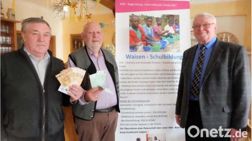 Im Schützenheim gab der stellvertretende Vorsitzende des Ausschusses „Internationale Solidarität“ im Diözesanverband Regensburg, Hans Weinzierl (Mitte), ein Resümee zur Aktion „Uganda“. Im Anschluss übergaben KAB-Kreisvorsitzender Franz Pointl (links) und der Leiter der KAB-Senioren-Aktiv, Fridolin Gans, jeweils eine Spende von 300 Euro. Bild: ohr