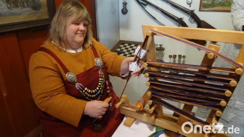 Brettchenweben heißt die Technik, mit der Angela bunte Borten herstellt Bild: hka