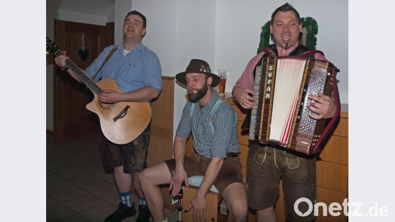 Als Wandermusikanten spielten „D´Stoderer und Er“ in den Speisesälen des Klosters zünftig auf und hatten auch manchen Trinkspruch auf Lager. Bild: sön