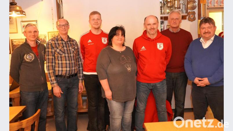 Hubert Pühler (Dritter von rechts) ist der neue Vorsitzende des FSV-Förderkreises. Sein neuer Stellvertreter ist Christian Gallitzendörfer (Dritter von links). Weiter im Bild der ehemalige Vorsitzende Michael Wittmann (Zweiter von rechts), Kassenführerin Christine Stark (Mitte), Schriftführer Johann Gollwitzer (Zweiter von links) und Christian Steiner (links) sowie dritter Bürgermeister Hans-Peter Reil (rechts). Bild: fvo
