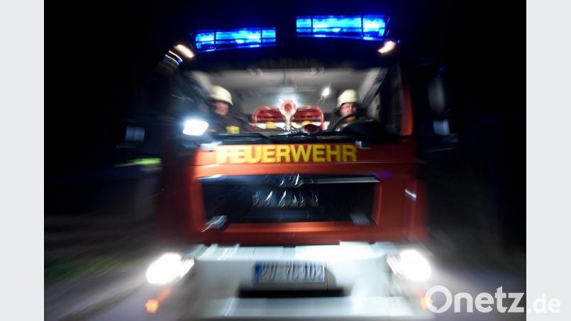 Männer der Feuerwehr sitzen in einem Löschfahrzeug. Foto: Carsten Rehder/Archiv Symbolbild: Carsten Rehder