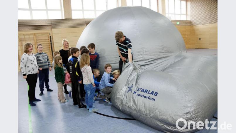 Die Kinder des Sonderpädagogischen Förderzentrums kriechen über den Luftschacht in das Planetarium. Bild: bkr