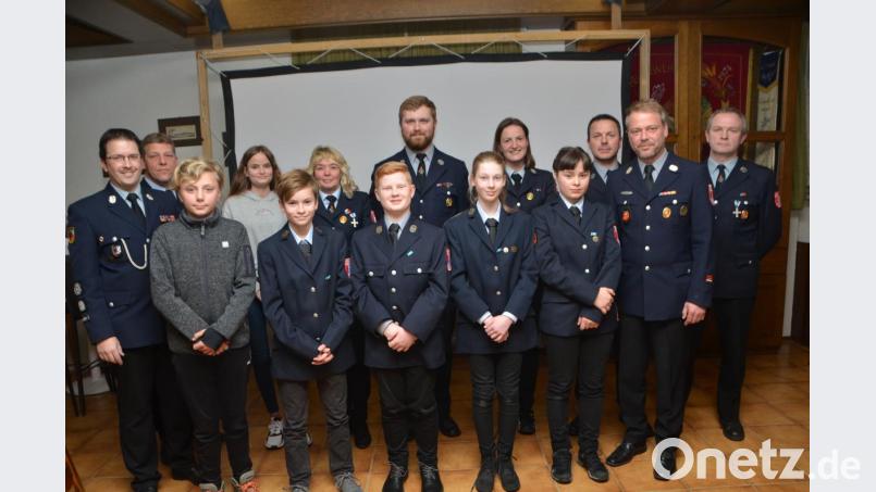 Beförderungen, Auszeichnungen und Neuaufnahmen bei der Oberlinder Feuerwehr lassen erahnen wie aktiv die Mannschaft um Kommandant Markus Kindl (links) ist. Höchsten Respekt zollte nicht nur Kreisbrandmeister Christian Demleitner (Zweiter von links). Bild: dob