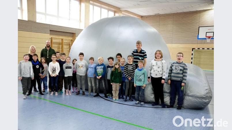 Die Kinder des Sonderpädagogischen Förderzentrums vor dem mobilen Planetarium. Bild: bkr