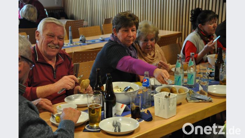 Vor dem Genuss kommt auch beim Fischessen der Schlaganfallselbsthilfegruppe das Schälen der Kartoffeln. Bild: ak