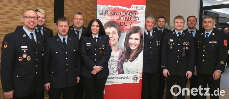 Kreisjugendwart Christoph Spörl (Zweiter von rechts) und die Vertreter der Nachwuchsgruppen erinnerten bei der Kreisjugendfeuerwehrtagung an die Aktivitäten des vergangenen Jahres. Bild: Hirsch