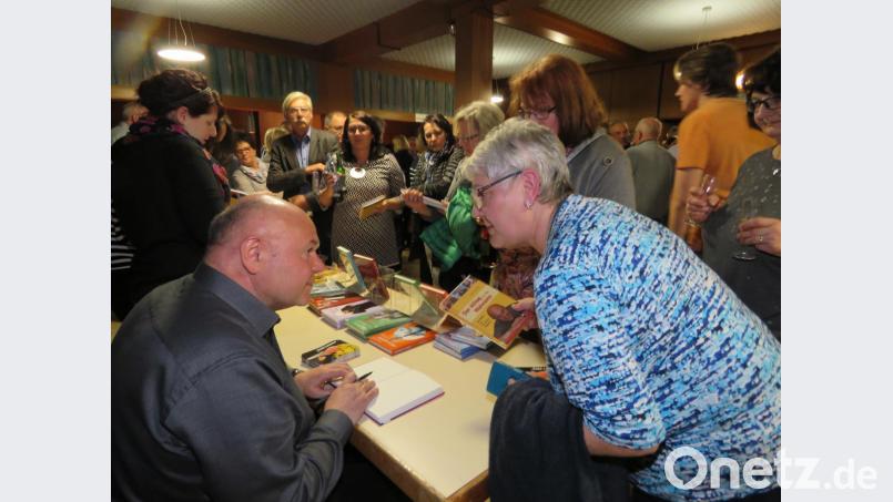 Dicht umlagert war in der Pause der Fanartikeltisch, wo Toni Lauerer seine Bücher und CDs auch signierte. Bild: ubb