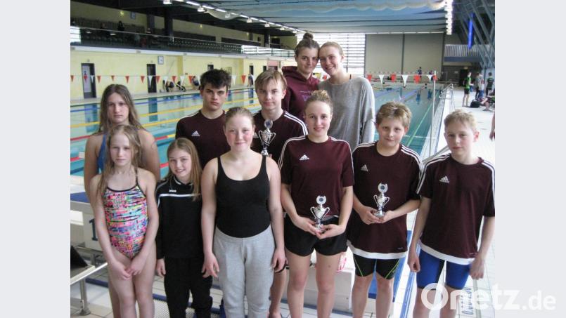 Insgesamt elf TSC-Akteure schafften beim Vogtland-Cup 2019 den Sprung in das 200-m-Lagenfinale. Von links: Daniela und Dominika Codlova, Sophie Härtl, Leon Ducheck, Leonie Reif, Fynn Legat, Kathrin Bachmeier, Daria Codlova, Viktoria Boger, Leonhard Fütterer und Niclas Köstler. Bild: rbg