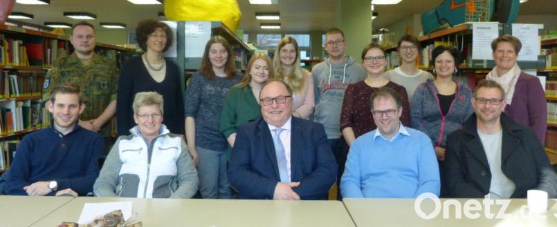Bei der Studienwahl der Gymnasiasten halfen (vorne von links) Rechtsanwalt Johannes Pohl, Rechtsanwältin Andrea Pohl, Oberstudiendirektor Stefan Niedermeier, Oberstudienrat Florian Küfner, Dr. Christian Köhler sowie unter anderem Hauptmann Daniel Schreiner, Pharamazeutin Birgit Kuchenreuther, Sarah Burger vom Landratsamt Wunsiedel, Katja Schnürer von der Universität Bayreuth und Psychologin Theresa Aures, rechts Carola Meyer von der Agentur für Arbeit. Bild: exb