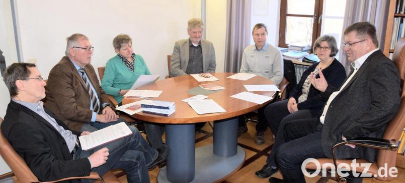 Morgen startet die Vortragsreihe "Seelische Gesundheit im Alter" im Hammerschloss in Schmidmühlen. Vorgestellt haben sie (von rechts) Bürgermeister Peter Braun, Martina De Wille (Seniorennetzwerk Schmidmühlen) , Pfarrer Werner Sulzer, Georg Pilhofer (SEGA Amberg), Christine Werner (Seniorennetzwerk Schmidmühlen), Johannes Blohm (Evangelisches Bildungswerk) und Johann Bauer (Katholische Erwachsenenbildung). Bild: bö