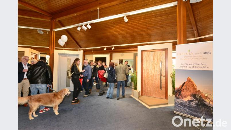 Viele Besucher sehen sich beim "Tag der offenen Tür" bei Höhbauer um. Bild: bey