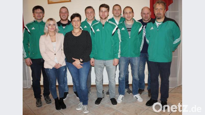 Vorsitzender Robert Becher (rechts) freut sich mit seinem neu gewählten Führungsteam auf die kommenden Aufgaben und ein erfolgreiches Vereinsjahr. Bild: weu