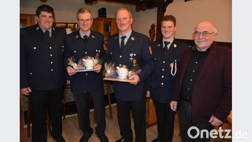 Zum Ehrenvorsitzenden ernannte die Feuerwehr Großensterz den langjährigen Vorsitzenden Johannes Meierhöfer (Mitte), neues Ehrenmitglied wurde Theo Meierhöfer (Zweiter von links). Dazu gratulierten Vorsitzender Matthias Burger (links) sowie (von rechts) 3. Bürgermeister Ernst Bayer und Kommandant Andreas Meierhöfer. Bild: jr