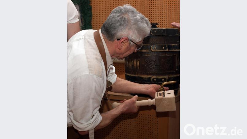 „Niat da kloanste Spruz“ ging Metzgermeister Manfred Peiler daneben, als er das erste Fass des dunklen, süffigen Asam-Doppelbocks anstach. Bild: sön