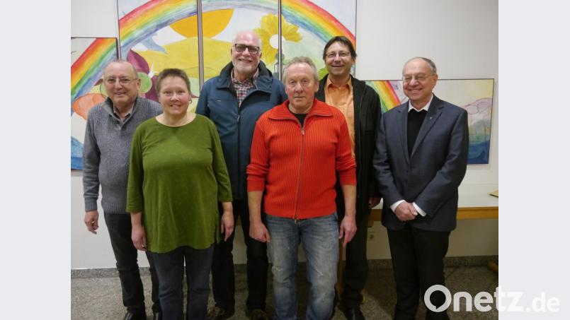 Sie geben der Kirchenverwaltung Hl. Dreifaltigkeit ein Gesicht (von links): Günter Preißl (Kirchenpfleger), Franziska Lehmann (Schriftführerin), Gerhard Legat, Franz Prechtl, Norbert Vogl und Pfarrer Ludwig Gradl. Bild: ads