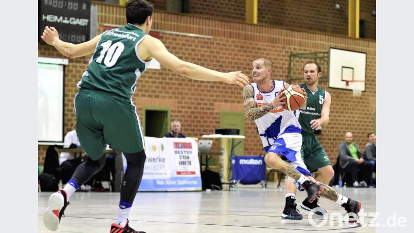 Patrik Bortel in Aktion: Die Hamm Baskets mussten sich dem Tabellenzweiten Schweinfurt geschlagen geben und sind nunmehr in Sachen Abstiegskampf in Zugzwang. Bild: pta