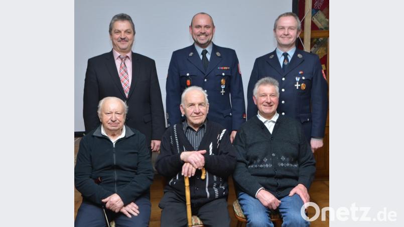 Ehrenkommandant Sebastian Beierl, Ehrenmitglied Georg Messer und Georg Portner (vorne, von links) wurden für 70 und 50 Jahre Mitgliedschaft in der Oberlinder Feuerwehr gewürdigt. Vorsitzender Herbert Zitzmann und Stellvertreter Wolfgang Braun (hinten, von rechts) sowie Bürgermeister Andreas Wutzlhofer (links) hoben diese jahrzehntelangen Mitstreiter besonders hervor. Beierl und Messer leisteten zudem Gründerarbeit. Bild: dob